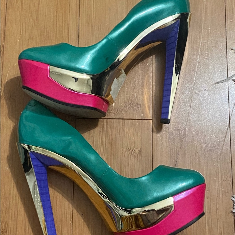 NWOT BRIAN ATWOOD LEONIDA COLORBLOCK Heels Sz 6
Never worn (see photos)